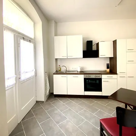Quiet & Park View - Mitte Apartment